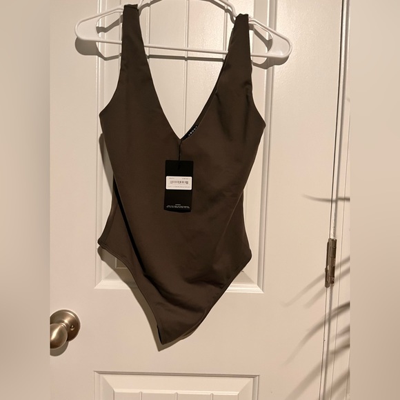 Sleeveless Bodysuit V-Cut NWT - Picture 3 of 7